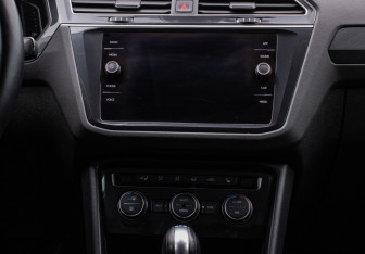 Подержанный автомобиль Volkswagen Tiguan 2019 года (14 фото)