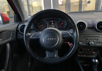 Подержанный автомобиль Audi A1 2012 года (14 фото)