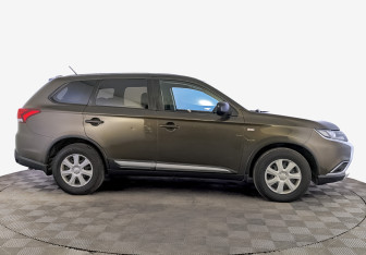 Подержанный автомобиль Mitsubishi Outlander 2015 года (4 фото)