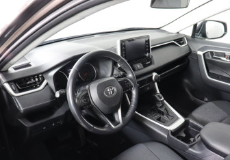 Подержанный автомобиль Toyota RAV4 2019 года (9 фото)