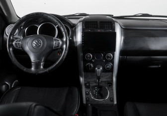 Подержанный автомобиль Suzuki Grand Vitara 2010 года (12 фото)