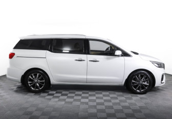Подержанный автомобиль Kia Carnival 2018 года (4 фото)