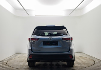 Подержанный автомобиль Toyota Highlander 2014 года (6 фото)
