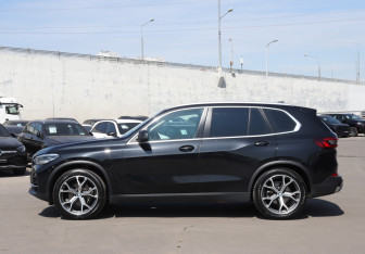 Подержанный автомобиль BMW X5 2020 года (8 фото)