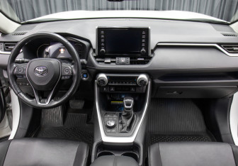 Подержанный автомобиль Toyota RAV4 2019 года (14 фото)