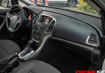 Подержанный автомобиль Opel Astra Hatchback 2011 года (7 фото)