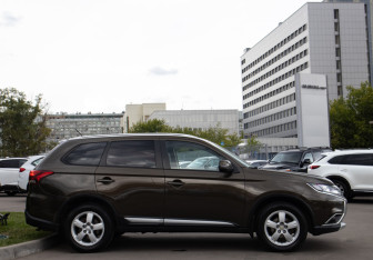 Подержанный автомобиль Mitsubishi Outlander 2015 года (3 фото)