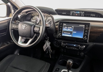Подержанный автомобиль Toyota Hilux 2022 года (28 фото)