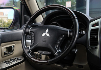 Подержанный автомобиль Mitsubishi Pajero 2019 года (11 фото)