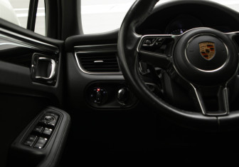 Подержанный автомобиль Porsche Macan 2017 года (14 фото)