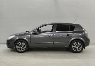Подержанный автомобиль Opel Astra Hatchback 2010 года (8 фото)