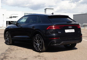Подержанный автомобиль Audi Q8 2020 года (6 фото)