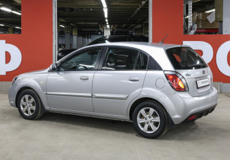 Подержанный автомобиль Kia Rio Hatchback 2011 года (7 фото)