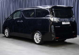 Подержанный автомобиль Toyota Vellfire 2016 года (7 фото)