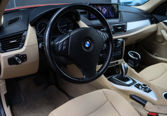 Подержанный автомобиль BMW X1 2013 года (12 фото)