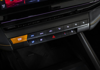 Подержанный автомобиль Changan UNI-V 2023 года (16 фото)