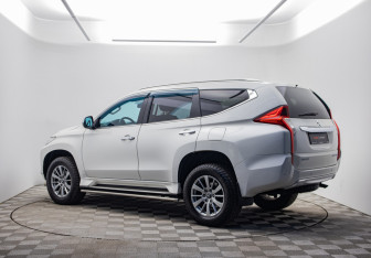 Подержанный автомобиль Mitsubishi Pajero Sport 2016 года (7 фото)