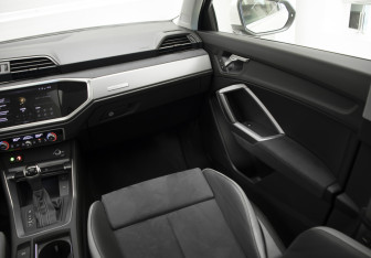 Подержанный автомобиль Audi Q3 2023 года (21 фото)