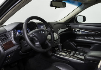 Подержанный автомобиль Infiniti Q70 2015 года (10 фото)