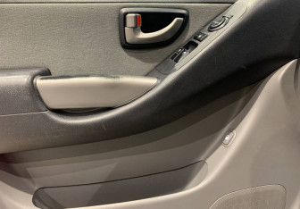 Подержанный автомобиль Hyundai H-1 2012 года (16 фото)