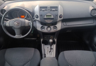 Подержанный автомобиль Toyota RAV4 2006 года (10 фото)