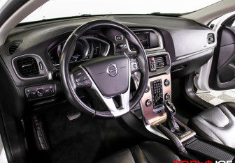 Подержанный автомобиль Volvo V40 Cross Country 2018 года (18 фото)
