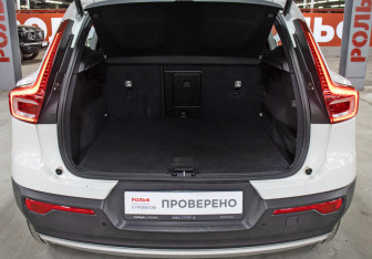 Подержанный автомобиль Volvo XC40 2019 года (10 фото)