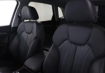 Подержанный автомобиль Audi Q5 2022 года (17 фото)