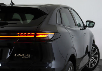 Подержанный автомобиль Changan UNI-K 2023 года (27 фото)