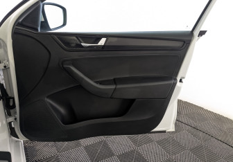 Подержанный автомобиль Skoda Rapid Liftback 2019 года (24 фото)