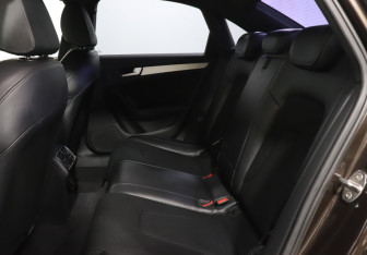 Подержанный автомобиль Audi A4 Sedan 2011 года (10 фото)
