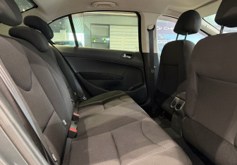 Подержанный автомобиль Peugeot 408 2013 года (10 фото)