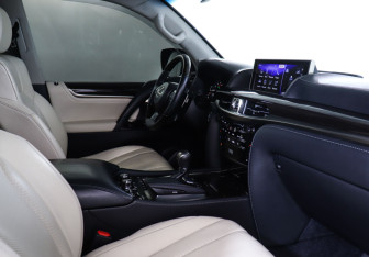 Подержанный автомобиль Lexus LX 2016 года (9 фото)