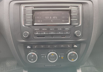 Подержанный автомобиль Volkswagen Jetta Sedan 2013 года (14 фото)