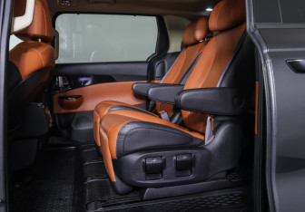 Подержанный автомобиль Kia Carnival 2022 года (12 фото)