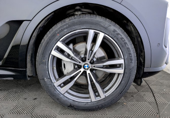 Подержанный автомобиль BMW X7 2024 года (18 фото)