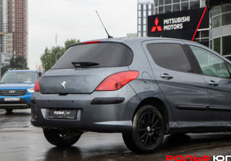 Подержанный автомобиль Peugeot 308 Hatchback 2008 года (16 фото)