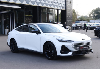 Подержанный автомобиль Changan UNI-V 2022 года (3 фото)