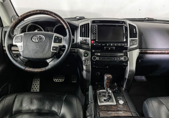 Подержанный автомобиль Toyota Land Cruiser Suv 2013 года (12 фото)