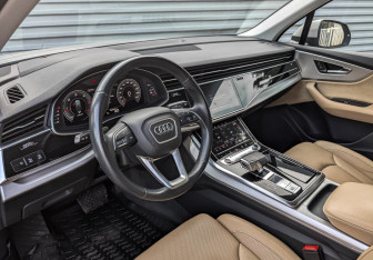 Подержанный автомобиль Audi Q7 2021 года (16 фото)