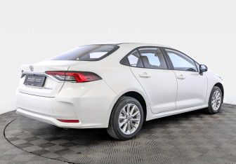 Подержанный автомобиль Toyota Corolla Sedan 2022 года (5 фото)