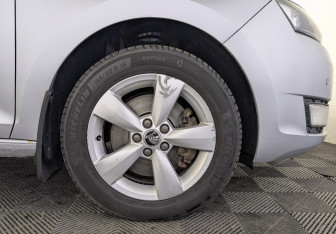 Подержанный автомобиль Skoda Rapid Liftback 2015 года (12 фото)