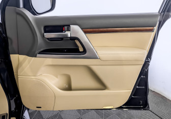 Подержанный автомобиль Toyota Land Cruiser Suv 2016 года (26 фото)