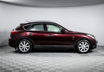 Подержанный автомобиль Infiniti QX50 2015 года (4 фото)