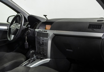 Подержанный автомобиль Opel Astra Wagon 2014 года (12 фото)