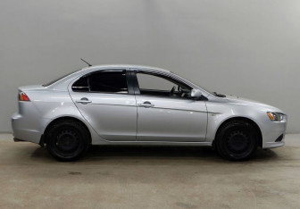 Подержанный автомобиль Mitsubishi Lancer Sedan 2011 года (4 фото)