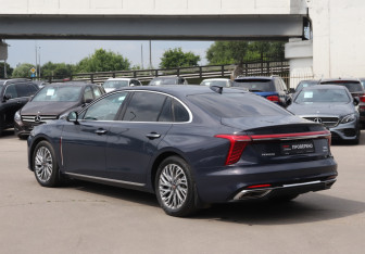 Подержанный автомобиль Hongqi H5 2024 года (7 фото)