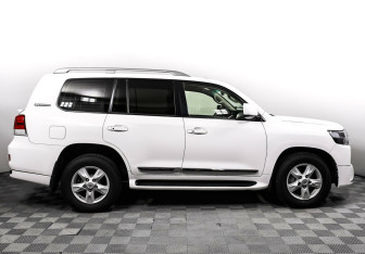 Подержанный автомобиль Toyota Land Cruiser Suv 2011 года (3 фото)
