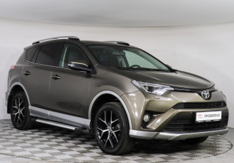 Подержанный автомобиль Toyota RAV4 2017 года (3 фото)