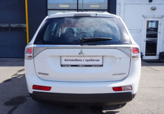 Подержанный автомобиль Mitsubishi Outlander 2013 года (6 фото)